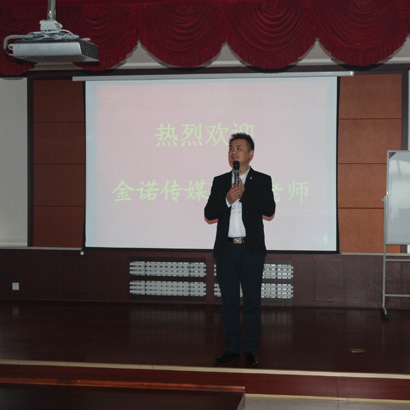 聽國(guó)學(xué)講座，習(xí)傳統(tǒng)文化               